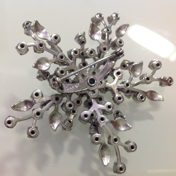 Coro Brooch Clear Stones on Silver Metal Snowflake Sunburst Starburst - Picture 9 of 14